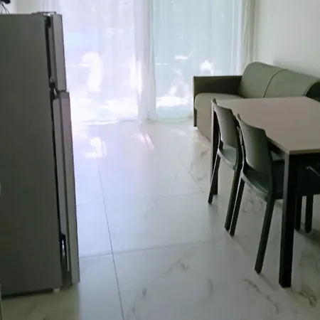 Apartamento Renovated Flat With Private Fenced Garden In *