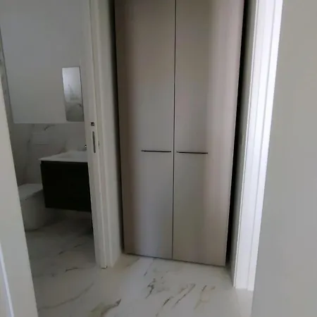 Renovated Flat With Private Fenced Garden In *